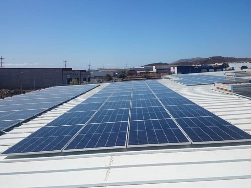Nave industrial con paneles solares